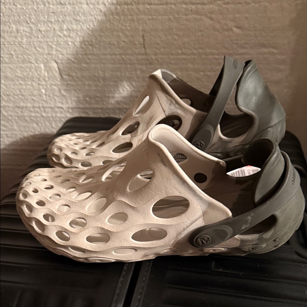 Merrell Stylish Beige and Gray Slip-On Clogs